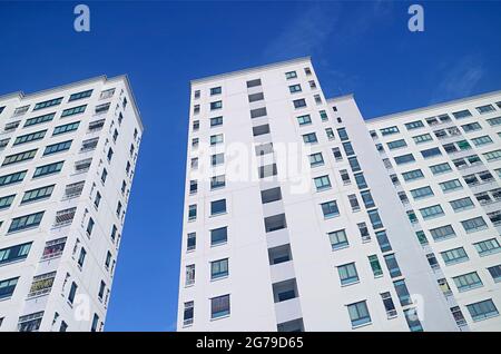 Vista ad angolo basso di edifici moderni contro il vivace Blue Sunny Sky Foto Stock