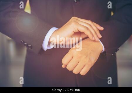 Elegante uomo d'affari vestire per conference.Close immagine di mani maschili. Bell'uomo vestito in moderno abito nero formale, camicia bianca e cravatta Get Foto Stock