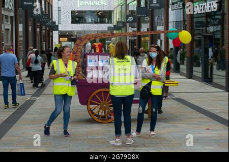 Bracknell, Berkshire, Regno Unito. 12 luglio 2021. Gli acquirenti del centro commerciale Lexicon di Bracknell sono stati in grado di afferrare-a-jab oggi solo per la loro prima vaccinazione Covid-19. I vaccini che venivano somministrati solo a più di 18 anni erano Pfizer. I volontari della Carità Arca di Ascot e del Servizio Volontario reale erano a disposizione per consigliare gli acquirenti. Il servizio fornito dal NHS e dal Bracknell Forest Council si è rivelato molto popolare. Credit: Maureen McLean/Alamy Live News Foto Stock