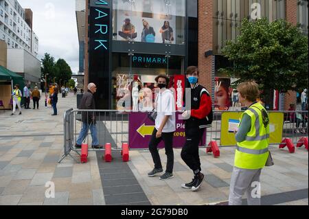 Bracknell, Berkshire, Regno Unito. 12 luglio 2021. Gli acquirenti del centro commerciale Lexicon di Bracknell sono stati in grado di afferrare-a-jab oggi solo per la loro prima vaccinazione Covid-19. I vaccini che venivano somministrati solo a più di 18 anni erano Pfizer. I volontari della Carità Arca di Ascot e del Servizio Volontario reale erano a disposizione per consigliare gli acquirenti. Il servizio fornito dal NHS e dal Bracknell Forest Council si è rivelato molto popolare. Credit: Maureen McLean/Alamy Live News Foto Stock