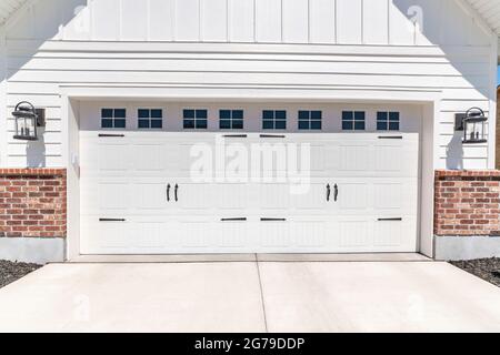 Esterno del vano garage Pano con lampada a parete su entrambi i lati Foto  stock - Alamy