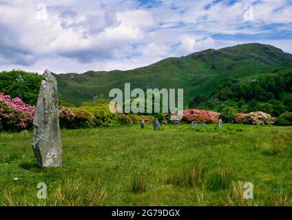 Ammira il cerchio di pietra di Lochbuie, Mull, Scozia, Regno Unito, tra cui il più vicino e il più alto (3 m) di due fuorilegge a SW (L): Un cerchio perfetto di 9 pietre Foto Stock