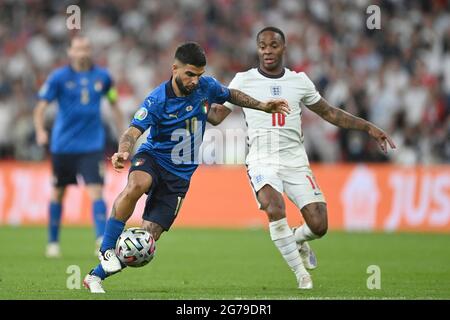 Londra, Regno Unito. 11 Luglio 2021. Lorenzo INSIGNE (ITA), azione, duelli contro Raheem STERLING (ENG). Finale, gioco M51, Italia (ITA) - Inghilterra (ENG) il 07/11/2021 a London/Wembley Stadium. Calcio Euro 2020 dal 11.06.2021-11.07.2021. Foto; Marvin Guengoer/GES/Pool via Sven Simon Fotoagentur GmbH & Co. Stampa foto N. 41 N. 45479 M uelheim/R uhr N. tel 0208/9413250 numero di fax 0208/9413260 N. GLS Bank N. BLZ 430 609 67 N. account 4030 025 100 N. IBAN DE75 4306 0967 4030 0251 00 N. BIC GENODE1GLS N. www.svensimon.net. Credit: dpa Picture Alliance/Alamy Live News Foto Stock