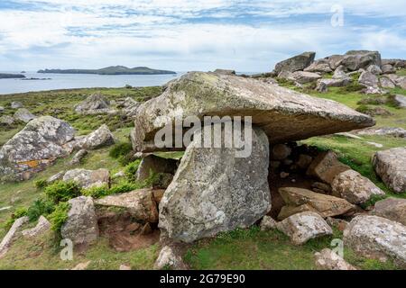 Coetan Arthur o Arthur's Quoit i resti di una camera di sepoltura neolitica sulla St David's Head a Pembrokeshire UK guardando verso Ramsey Island Foto Stock