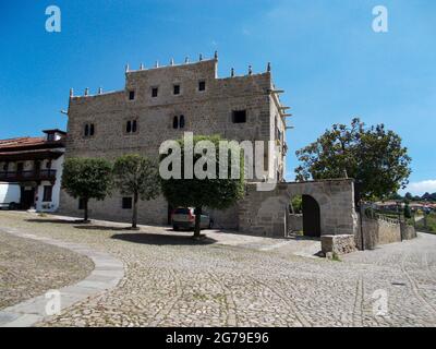 SANTILLANA DEL MAR, SPAGNA - 24 GIUGNO 2021. Pittoresco borgo medievale di Santillana de Mar, Cantabria, Spagna Foto Stock