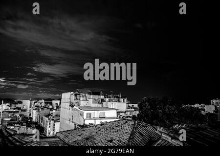 Favela Cantagalo a Rio de Janeiro. Gli edifici residenziali si sono annidati insieme su una collina, creando un modello di edifici colorati. Foto Stock