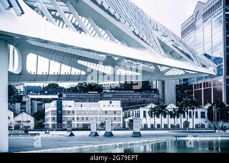 Vista del Museo del futuro (Museu do AmanhÃ£), progettato dall'architetto spagnolo Santiago Calatrava e situato al molo di Praa Mauá, Rio de Janeiro, Brasile. Un punto sul percorso della maratona per i Giochi Olimpici del 2016 Foto Stock