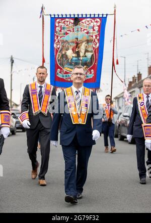 Il leader del DUP Sir Jeffrey Donaldson MP (centro) ha marciato come membro di Ballinran Orange Lodge attraverso Kilkeel, Co. Down, come parte delle celebrazioni annuali del dodicesimo luglio, segnando la vittoria di Re Guglielmo III su Giacomo II alla Battaglia del Boyne nel 1690. Data immagine: Lunedì 12 luglio 2021. Foto Stock