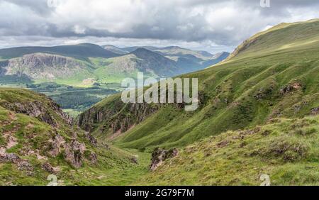 Vista da Greathall Gill e Whin Rigg sopra Wastwater sopra il Lake District centrale Cumberland Regno Unito Foto Stock