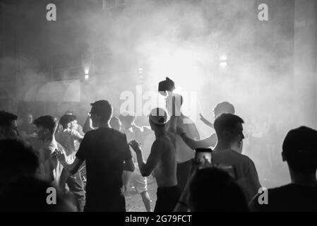 Le persone che inondano le strade per celebrare il campionato europeo UEFA Italia vincono in matematica a Wembley vs Inghilterra 11 luglio 2021 Italia Foto Stock