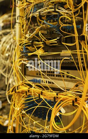 Primo piano di cavi e fili che collegano i server nel data center o nella rete Internet, spazio di copia Foto Stock