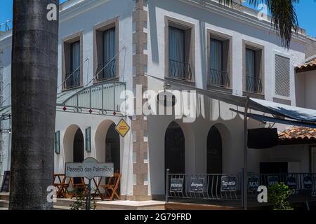 Famosa Stone Street (Rua das Pedras) a Buzios, Brasile, è piena di negozi e ristoranti ed è un popolare luogo turistico di notte. Foto Stock