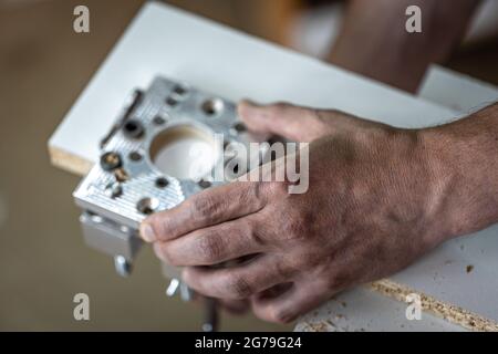 Primo piano utensile professionale per la foratura di precisione del legno. Foto Stock