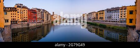 Vista panoramica delle case colorate sulle rive del fiume arno. Firenze Italia. Architettura e brigate, acqua limpida. Tramonto al mattino. Toscana Foto Stock