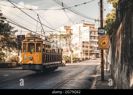 Vecchio tram giallo bonde nel cuore del quartiere collinare di Santa Teresa a Rio de Janeiro, Brasile Foto Stock