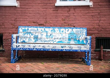 Panchine di strada decorate a Shepherdstown, Virginia Occidentale Foto Stock