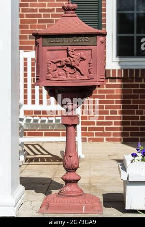 Un'antica casella postale decorerà l'ingresso al Country Inn, Berkeley Springs, WV Foto Stock