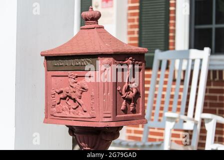Un'antica casella postale decorerà l'ingresso al Country Inn, Berkeley Springs, WV Foto Stock