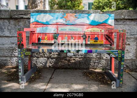 Panchine di strada decorate a Shepherdstown, Virginia Occidentale Foto Stock