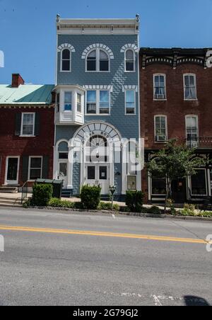 Case linea W. German Street a Shepherdstown, WV, che porta sulla collina al Teatro dell'Opera. Foto Stock