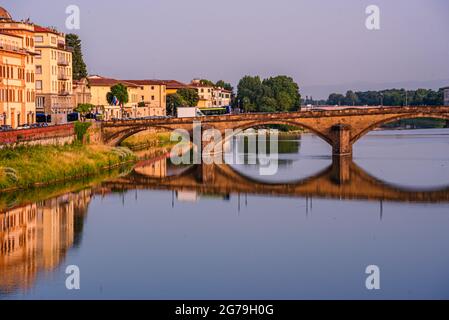 Ponte della Trinità, Ponte Santa Trinita che si riflette nel fiume Arno, Firenze, Toscana, Italia. Durante l'alba. Primo piano Foto Stock