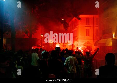 Le persone che inondano le strade per celebrare il campionato europeo UEFA Italia vincono in matematica a Wembley vs Inghilterra 11 luglio 2021 Italia Foto Stock