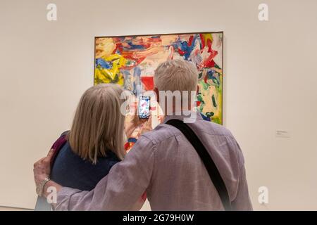 Coppia matura che prende le foto di Arte, MoMA, NYC, USA, 2021 Foto Stock