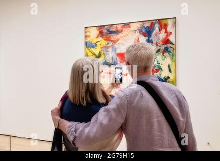 Coppia matura che prende le foto di Arte, MoMA, NYC, USA, 2021 Foto Stock