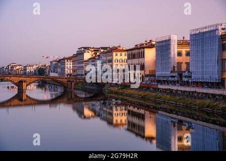 Ponte della Trinità, Ponte Santa Trinita che si riflette nel fiume Arno, Firenze, Toscana, Italia. Durante l'alba Foto Stock