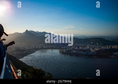 Vista panoramica di Rio de Janeiro al tramonto vista dalla cima del Pan di zucchero. Scatto con Leica M10 Foto Stock