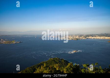 Vista panoramica di Rio de Janeiro al tramonto vista dalla cima del Pan di zucchero. Scatto con Leica M10 Foto Stock