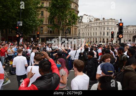 I tifosi inglesi si riuniscono nel centro di Londra prima della finale Euro 2020 tra Inghilterra e Italia 11 luglio 2021. Foto Stock