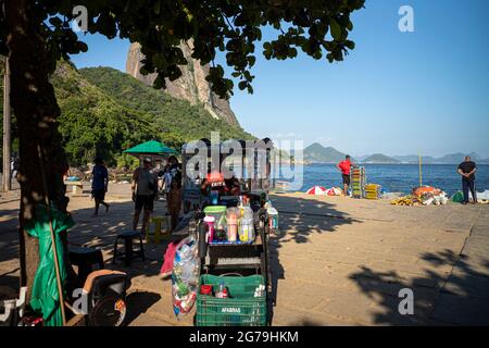 Spiaggia Rossa (Praia Vermelha) a Urca affollata in una tipica giornata estiva a Rio de Janeiro. Foto Stock