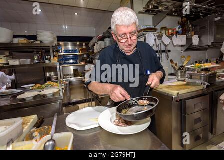 Lo chef toni Sala e il suo team nella cucina della fonda Sala. Questo ristorante è stato premiato con una stella Michelin (Osona, Barcellona, Catalogna, Spagna) Foto Stock
