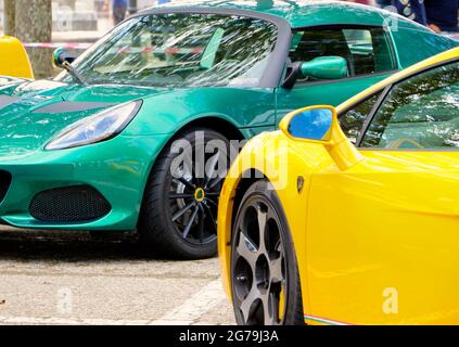 Primo piano di una Lamborghini Gallardo e Lotus Elise parcheggiata in mostra ad un evento pubblico Super Car Day Sardinero Santander Cantabria Spagna Giugno 2021 Foto Stock