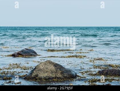 piccole rocce nel mar baltico contro cielo, natura e sfondo oceanico Foto Stock