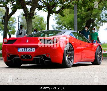 Vista posteriore di un'auto rossa Ferrari 458 Italia parcheggiata in un evento pubblico di Super car Day Sardinero Santander Cantabria Spagna Giugno 2021 Foto Stock