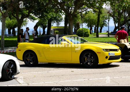 Cabriolet giallo Camaro auto in mostra ad un evento pubblico Super car day parcheggiato a Sardinero Santander Cantabria Spagna Giugno 2021 Foto Stock