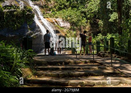 Bella cascata chiamata 'Cascatinha Taunay' sulla natura verde nella foresta pluviale atlantica, Tijuca Forest National Park in Alto da Boa Vista, Rio de Janeiro, Brasile Foto Stock