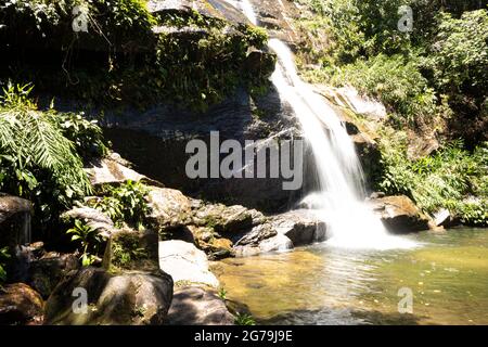 Bella cascata chiamata 'Cascatinha Taunay' sulla natura verde nella foresta pluviale atlantica, Tijuca Forest National Park in Alto da Boa Vista, Rio de Janeiro, Brasile Foto Stock