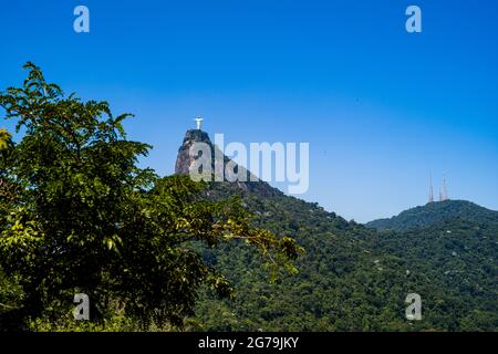 Monte Corcovado e Statua di Cristo visto da (eliporto) Mirante Dona Marta nel Parco Nazionale di Tijuca, Rio de Janeiro, Brasile Foto Stock