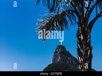 Monte Corcovado e Statua di Cristo visto da (eliporto) Mirante Dona Marta nel Parco Nazionale di Tijuca, Rio de Janeiro, Brasile Foto Stock