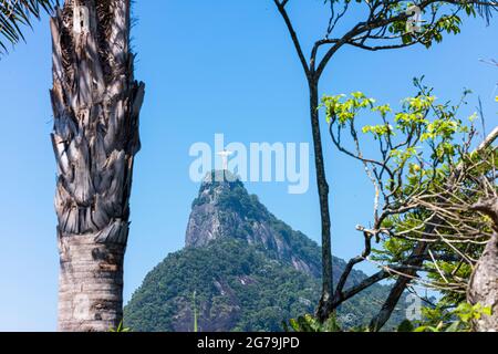 Monte Corcovado e Statua di Cristo visto da (eliporto) Mirante Dona Marta nel Parco Nazionale di Tijuca, Rio de Janeiro, Brasile Foto Stock