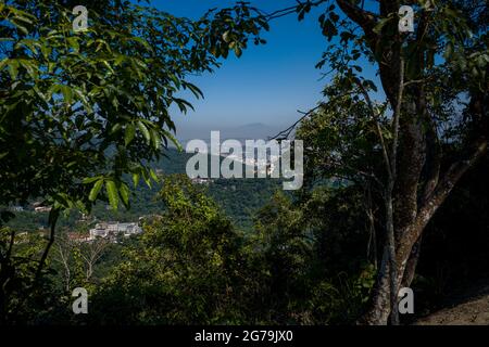 Godetevi la spettacolare vista da Mirante Dona Marta sulla Baia di Guanabara in una giornata limpida con cielo blu e montagne sullo sfondo e l'Oceano Atlantico a Rio de Janeiro, Brasile, Sud America Foto Stock