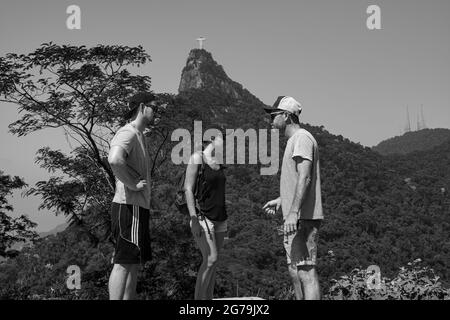 Monte Corcovado e Statua di Cristo visto da (eliporto) Mirante Dona Marta nel Parco Nazionale di Tijuca, Rio de Janeiro, Brasile Foto Stock