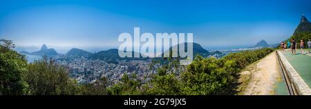 Vista da (Heliport) Mirante Dona Marta della Baia di Guanabara e del pan di zucchero in una giornata limpida con il cielo blu e le montagne sullo sfondo e l'Oceano Atlantico a Rio de Janeiro, Brasile, Sud America Foto Stock