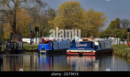 Il canale al ponte di oscillazione a Crabtree Lane sul canale di Leeds e Liverpool sta diventando occupato come una barca larga e stretta canale aspetta per passare attraverso Foto Stock