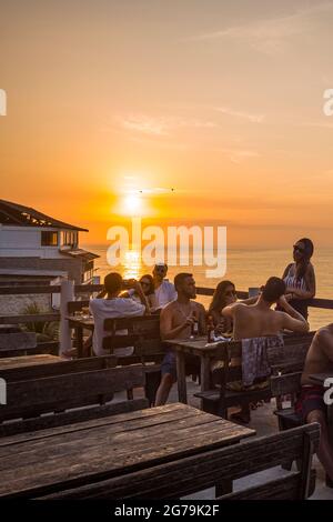 Godetevi il meraviglioso tramonto a Prainha da barra de Guaratiba dal Marambaia Roof Top Cafe rio Foto Stock