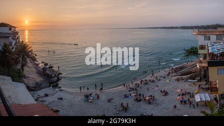 Godetevi il meraviglioso tramonto a Prainha da barra de Guaratiba dal Marambaia Roof Top Cafe rio Foto Stock