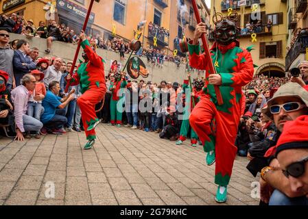 Danza dei maces e Àngels (Angeli) nel festival Patum de Berga, patrimonio culturale immateriale mondiale dell'UNESCO (Barcellona, Catalogna, Spagna) Foto Stock